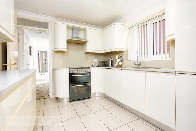 Astbury Close, Springhead, OL4, photo 3