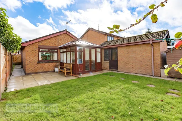 Astbury Close, Springhead, OL4, photo 2