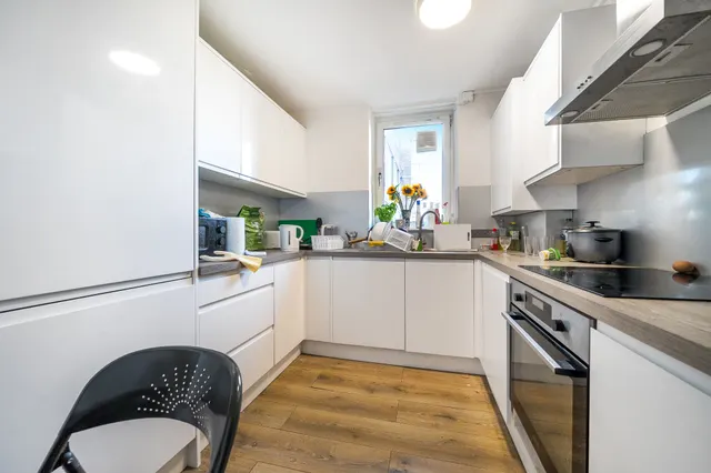 Photo 3 — 43 Longland Court, Rolls Road, London