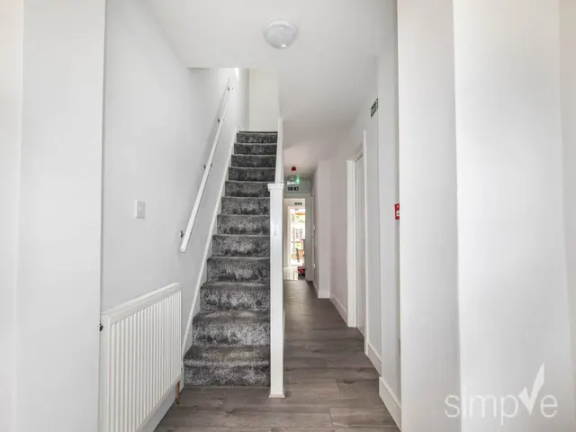 Warwick Crescent, Hayes, UB4, photo 3