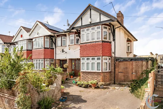 Empire Avenue, London, N18, photo 1