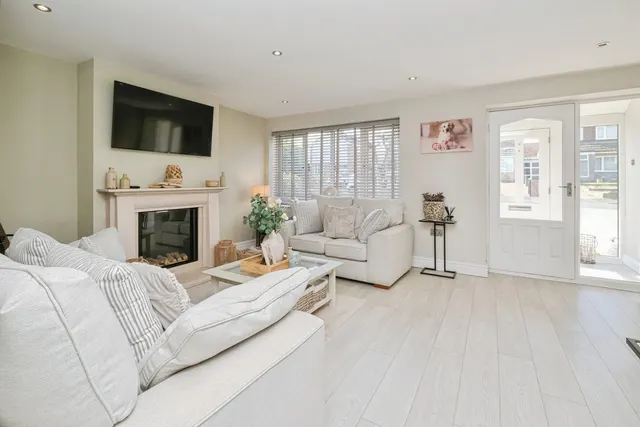 Kildare Close, Hale Village, L24, photo 2