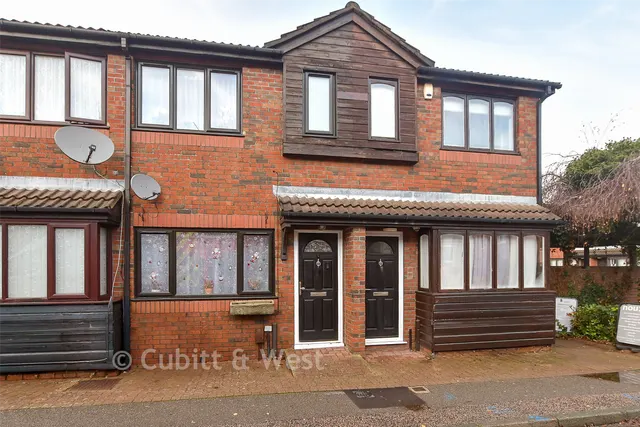 East Park, Crawley, RH10, photo 1