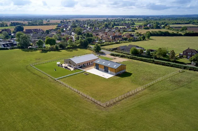 Bicester Road, Oakley, photo 1