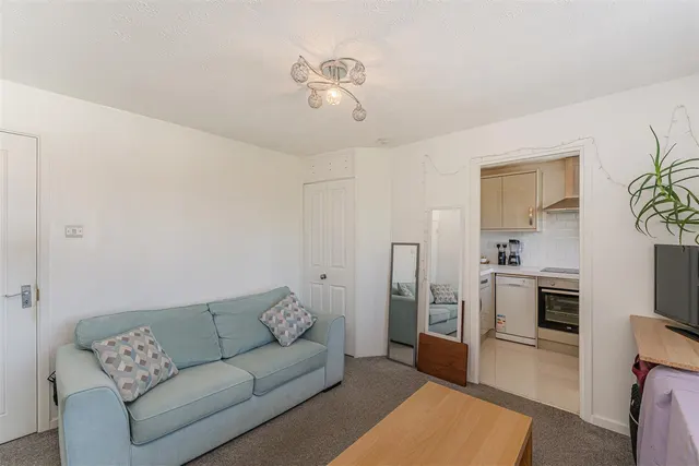 Hutton Court, Edmonton, N9, photo 2