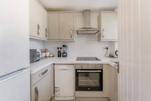 Hutton Court, Edmonton, N9, photo 3