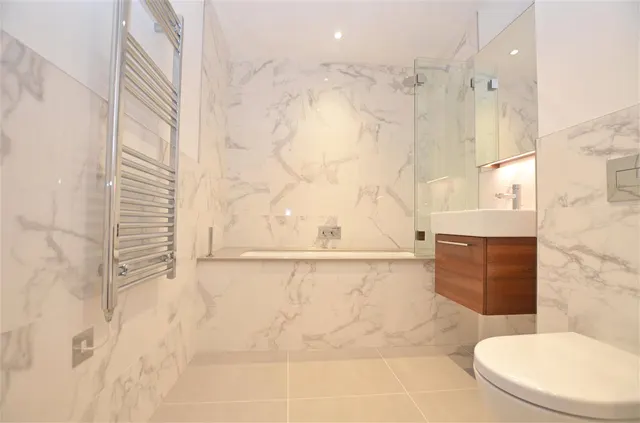 Pinewood Gardens, Teddington, TW11, photo 2