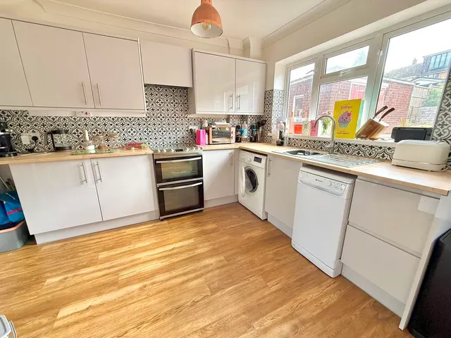 Photo 2 — Wheatfield Road, Luton LU4 0TT
