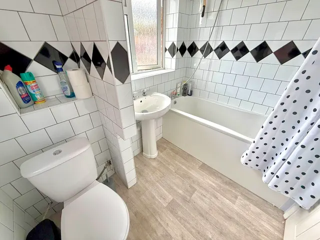 Photo 3 — Wheatfield Road, Luton LU4 0TT