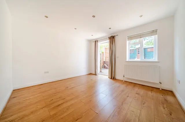 Woodside Road, Guildford, GU2, photo 2