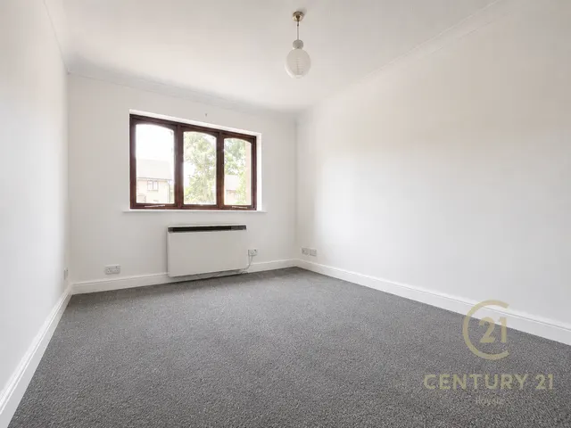 Farm Road, Esher, KT10, photo 2