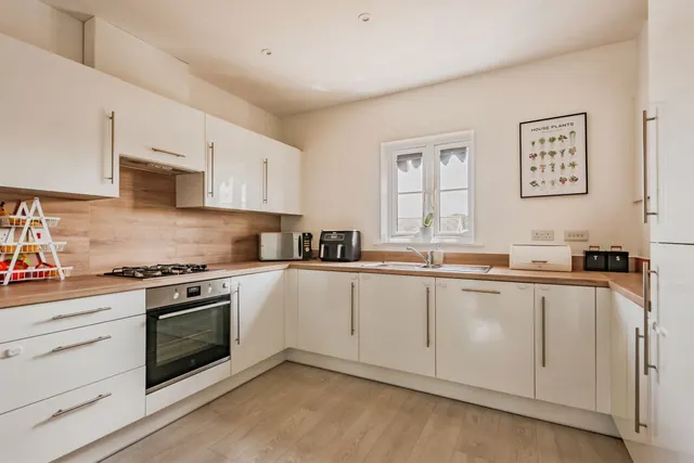 Hoadley Road, Horley, RH6, photo 2
