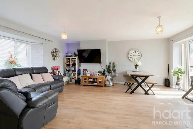 Longtown Road, Harold Hill, RM3, photo 2