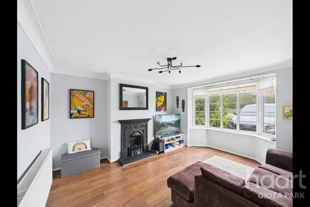 Eastern Avenue East, Gidea Park, RM2, photo 2