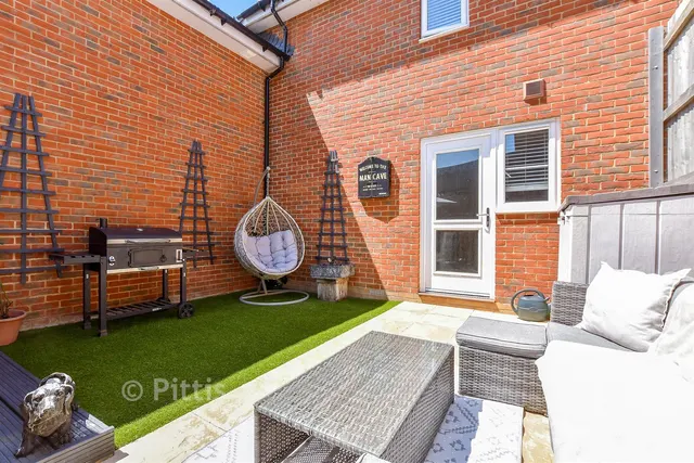 Naval Terrace, East Cowes, PO32, photo 2