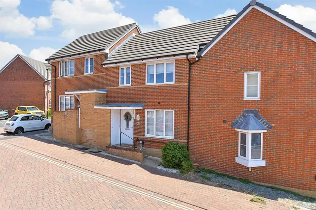 Naval Terrace, East Cowes, PO32, photo 1