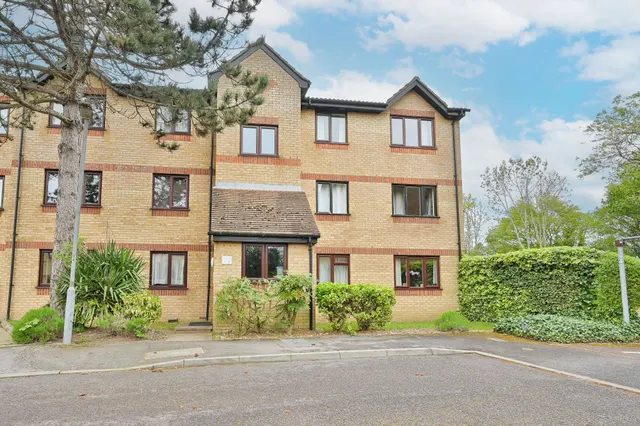 35 Courtlands Close, Watford, photo 1