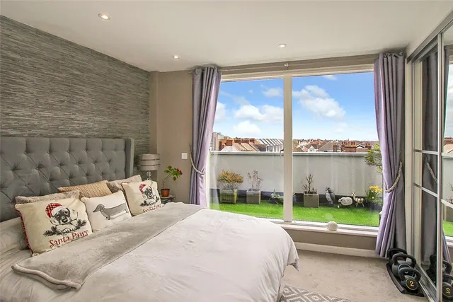 Photo 2 — Broadway, Leigh-on-Sea, Essex, SS9