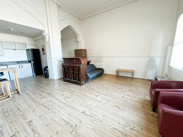 Photo 3 — Holderness Road, HULL