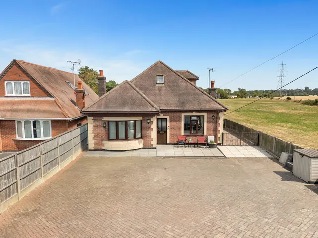 Nuneaton Road, Bulkington, CV12, photo 1