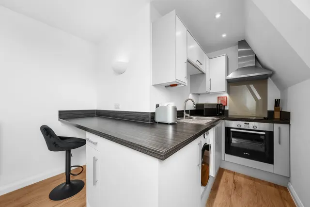 Station Road, Addlestone, KT15, photo 3