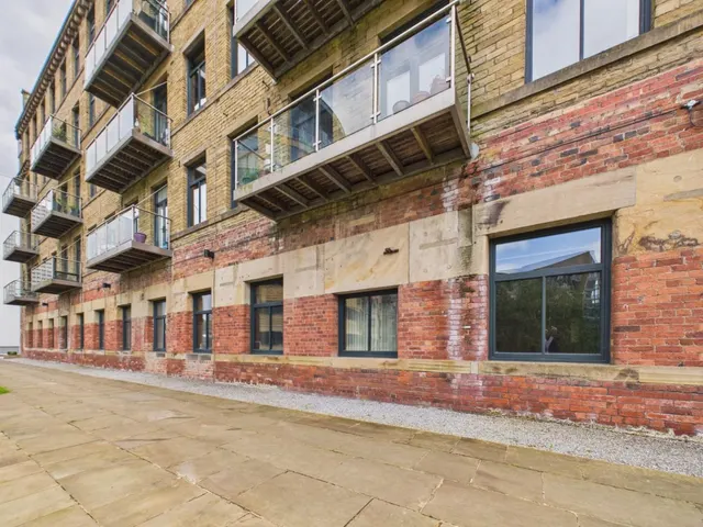 Salts Mill Road, Shipley, BD17, photo 2