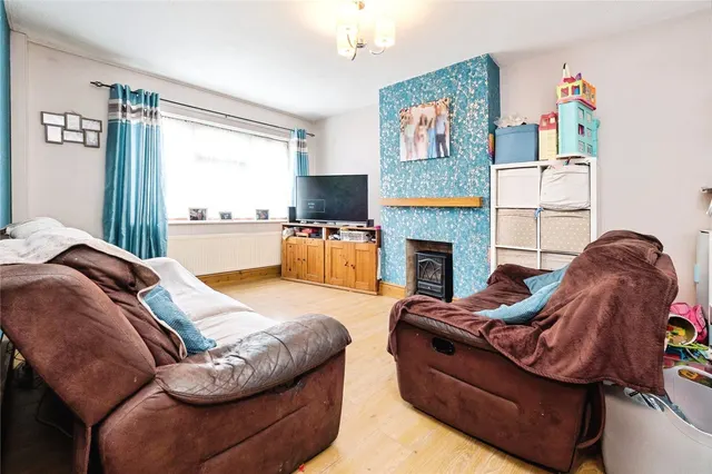 Photo 2 — Chelmsford Avenue, Romford, RM5