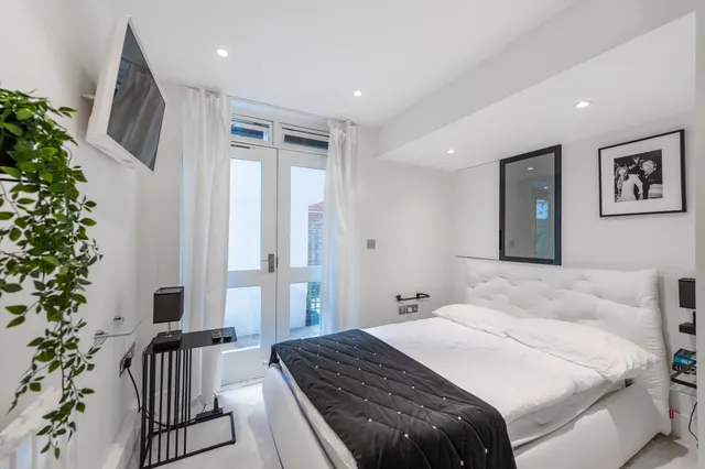 24 Saxon Hall, 16 Palace Court, London, photo 1