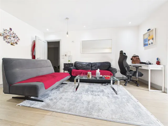 Barking Road, London, E16, photo 3