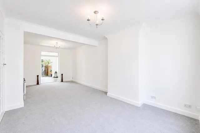 Chatsworth Crescent, Hounslow, photo 2