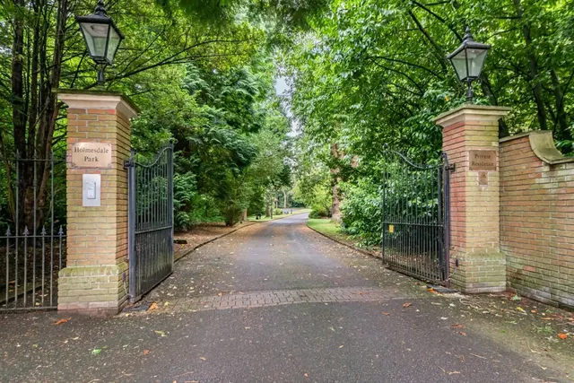 Photo 3 — Holmesdale Park, Coopers Hill Road