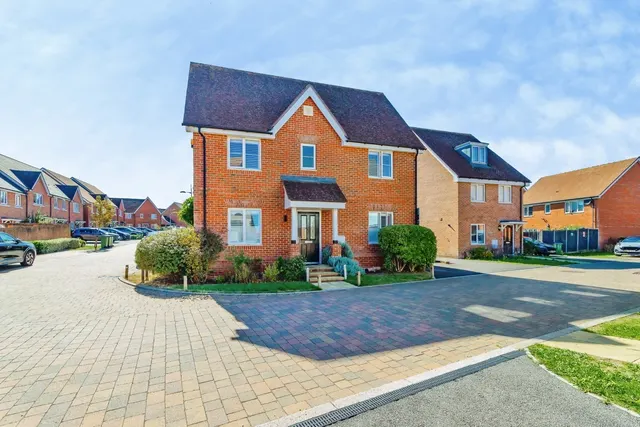 Tanners Way, Faygate, RH12, photo 1