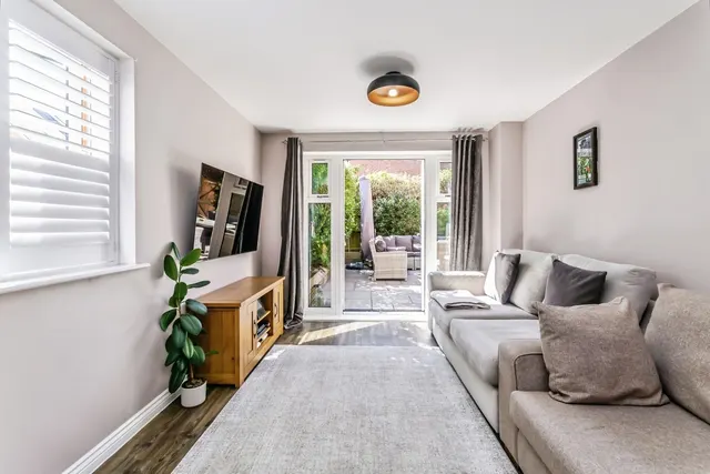 Tanners Way, Faygate, RH12, photo 2