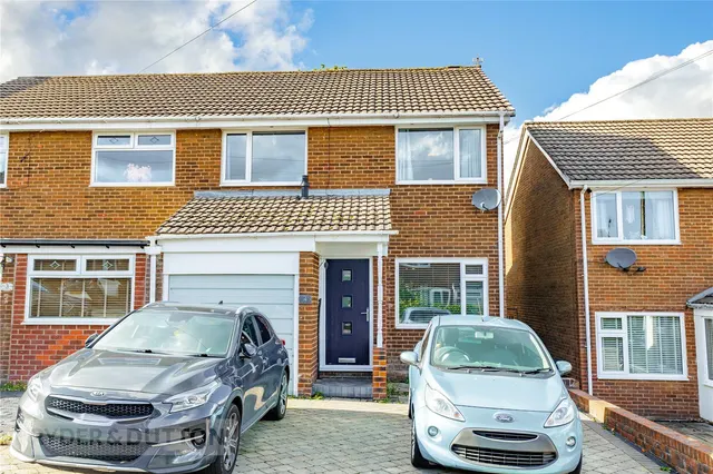Kinder Close, Glossop, SK13, photo 1