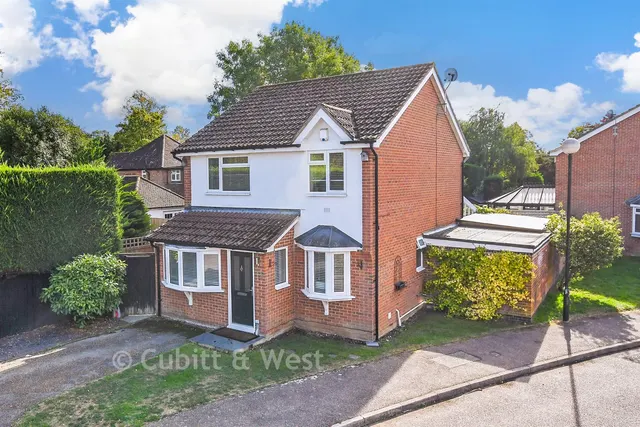 Limes Avenue, Horley, RH6, photo 1
