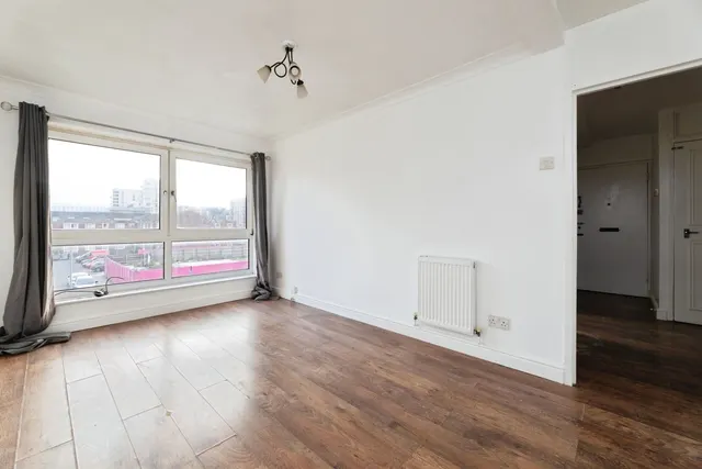 Photo 3 — Linsdell Road, Barking, IG11