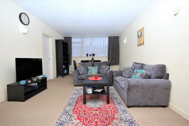 Montgomery Road, Edgware, HA8, photo 2