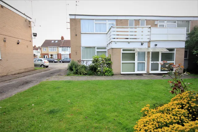Montgomery Road, Edgware, HA8, photo 1