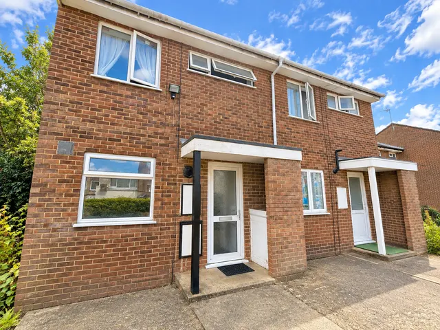 Winstanley Road, NN8, photo 1