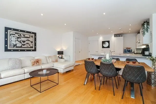 Photo 2 — Cheshire Rise, Leighton Buzzard, Bedfordshire, LU7