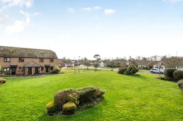 Kingfisher Court, Middleton On Sea, PO22, photo 2