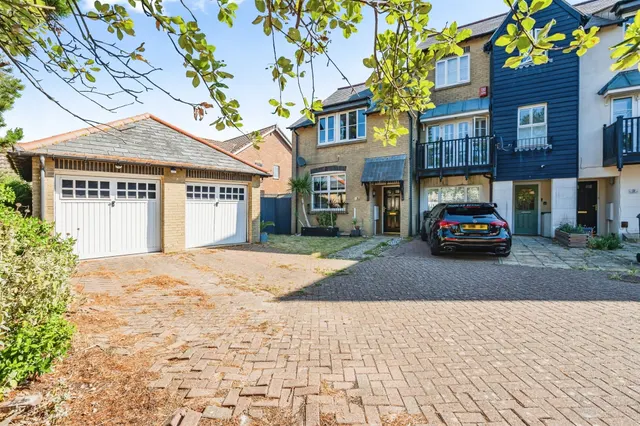 Admiralty Crescent, Eastbourne, photo 1