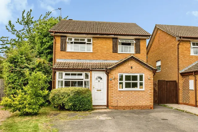 Evans Close, Stoke Grange, HP21, photo 1