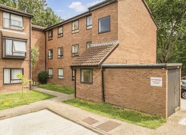 Oliver Close, Chiswick, W4, photo 1