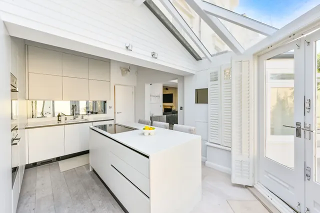 Photo 3 — Garden Flat, 52 Blomfield Road, London