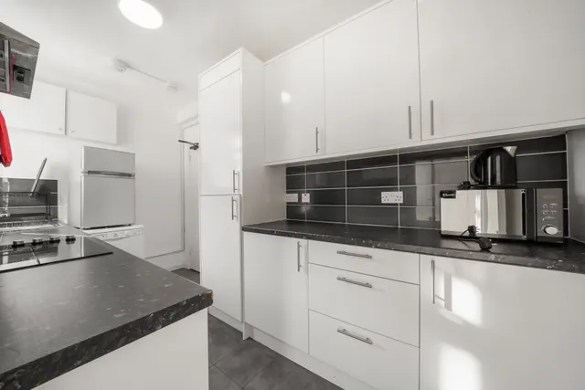 Hammersmith Road, Hammersmith, W6, photo 3