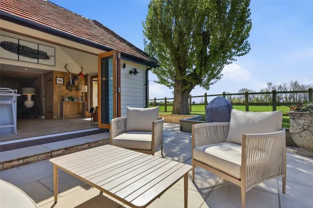 with 4 bedrooms in Broxted, Nr Thaxted, CM6, photo 3