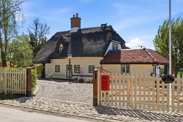 with 4 bedrooms in Broxted, Nr Thaxted, CM6, photo 1
