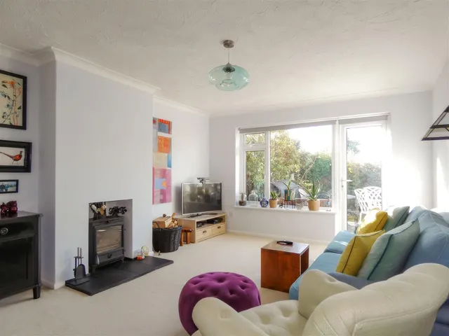 Ambersham Crescent, East Preston, photo 2