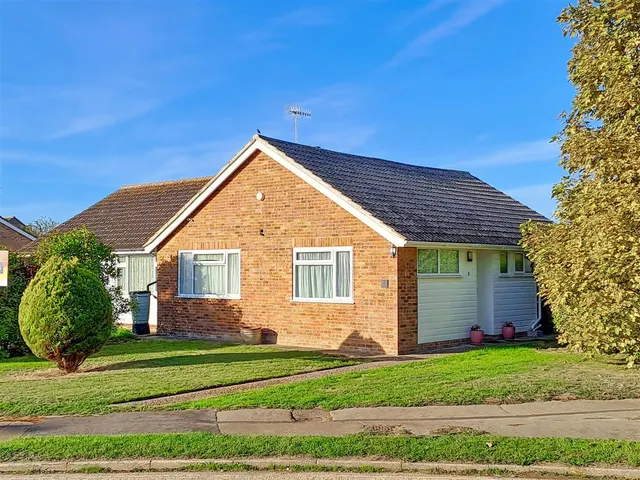 Ambersham Crescent, East Preston, photo 1